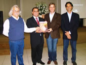 Cyro ao lado do Prefeito Ronaldo, Arlindo de Mello Filho (Grupo AMEP) e proponente do livro Luiz Ricardo