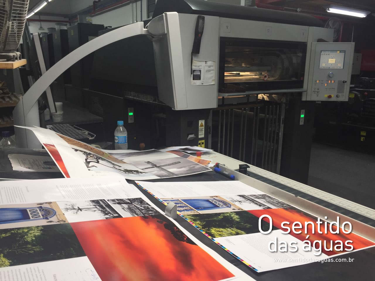Processo de impressão e acompanhamento do livro na Gráfica Formato, durante 25 horas ininterruptas.